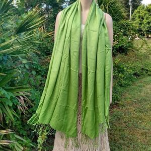 NWOT BIJOUX TERNER Green Oversized Scarf/Wrap with Fringe